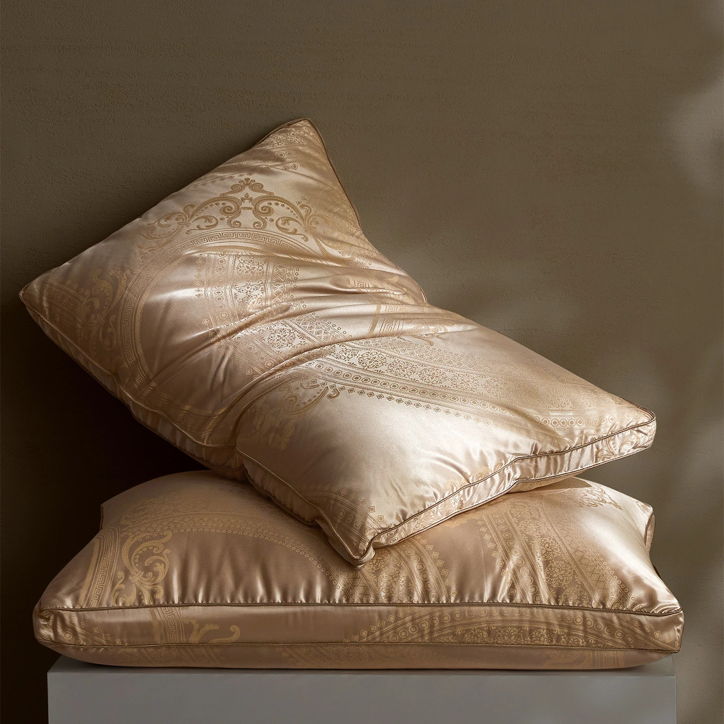 罗莱 W-臻享·大提花95白鹅绒七星枕-1.jpg