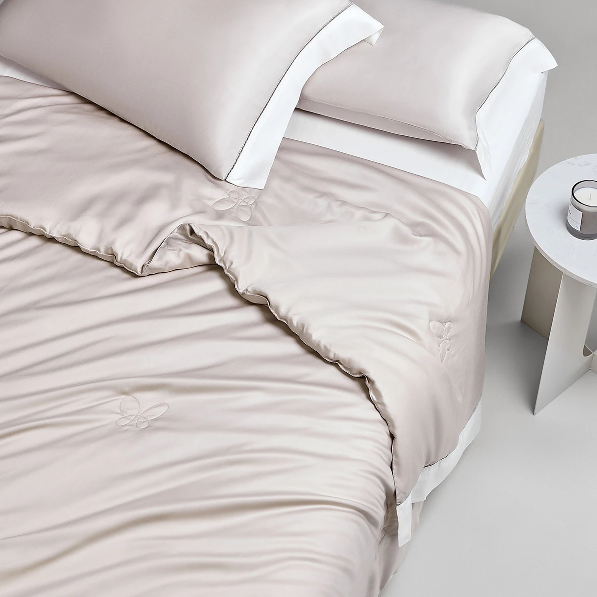 罗莱 W-甄享·莱赛尔抗菌桑蚕丝水洗夏被-琥珀之光-灰色-4.jpg