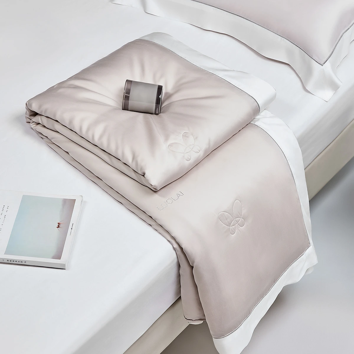 罗莱 W-甄享·莱赛尔抗菌桑蚕丝水洗夏被-琥珀之光-灰色-7.jpg