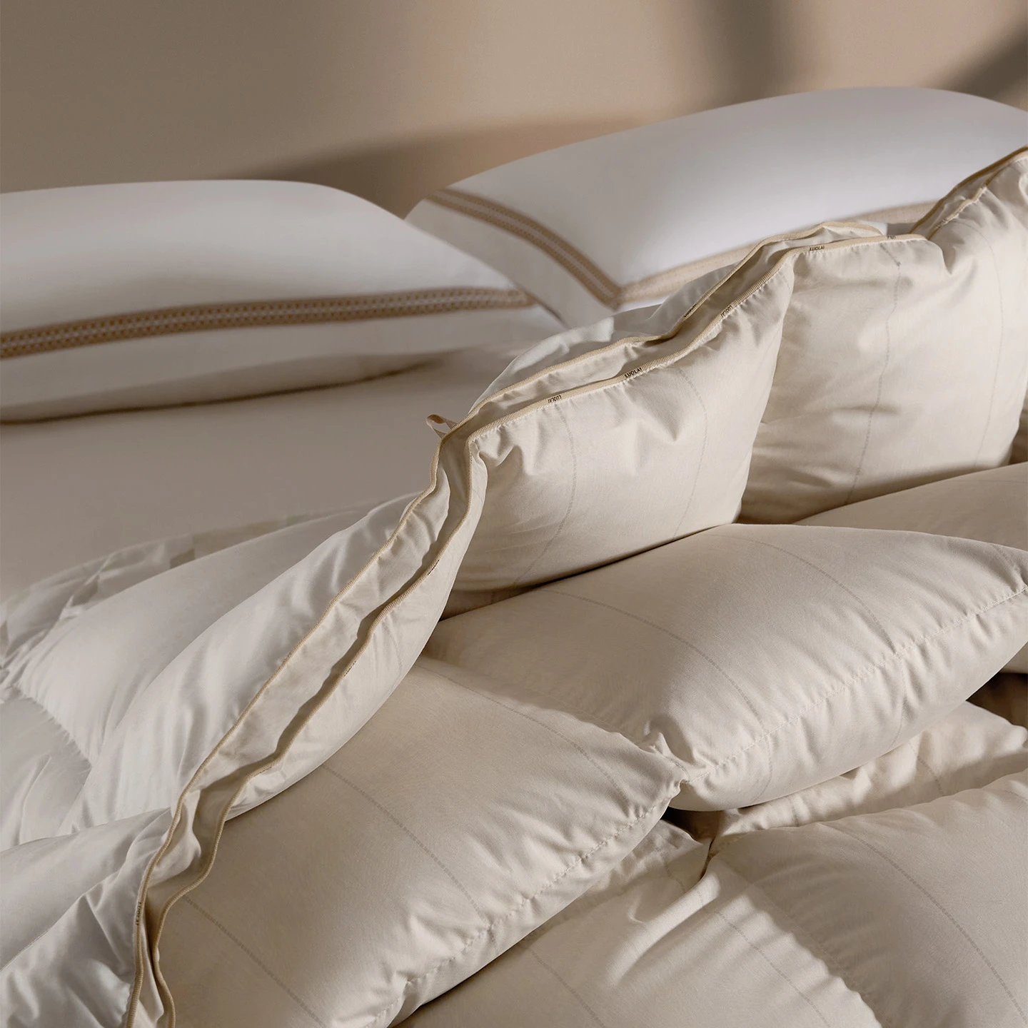 罗莱 W-智∙享溯源A类分区95鹅绒冬被—星澜-金色-5.jpg