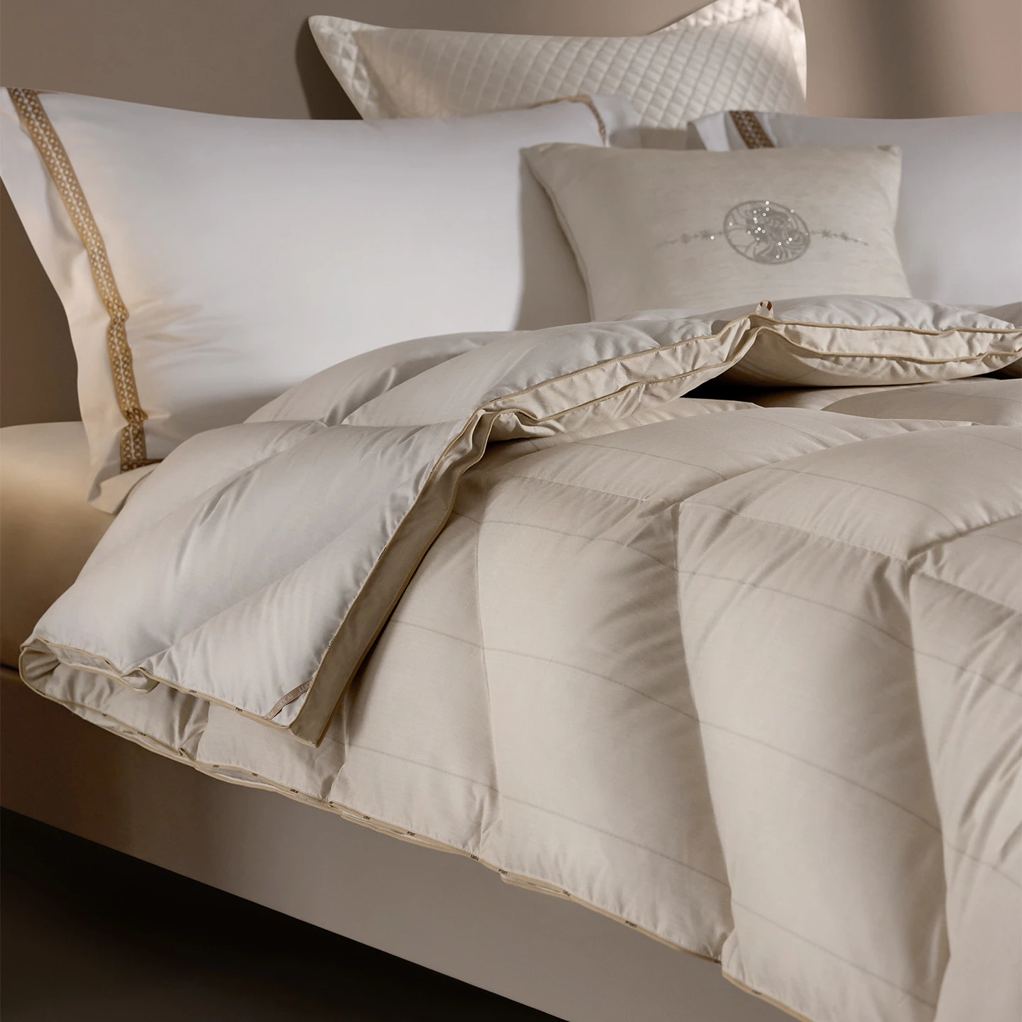 罗莱 W-智∙享溯源A类分区95鹅绒冬被—星澜-金色-3.jpg