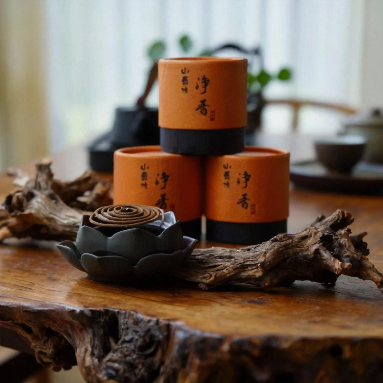 jimeng-2025-11-26-7575-主体：参考图。 场景：摆放在纹理清晰的深色木质桌面上，搭配枯木（树根）作为装饰。....png