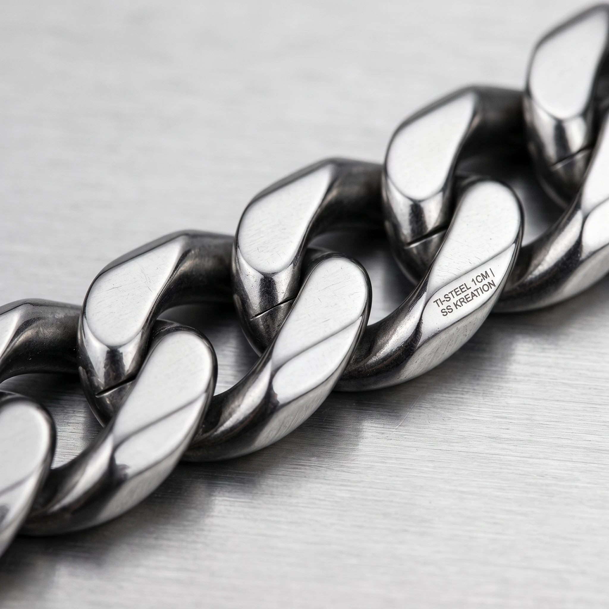 Closeup 10mm titanium steel cuban chain link.png